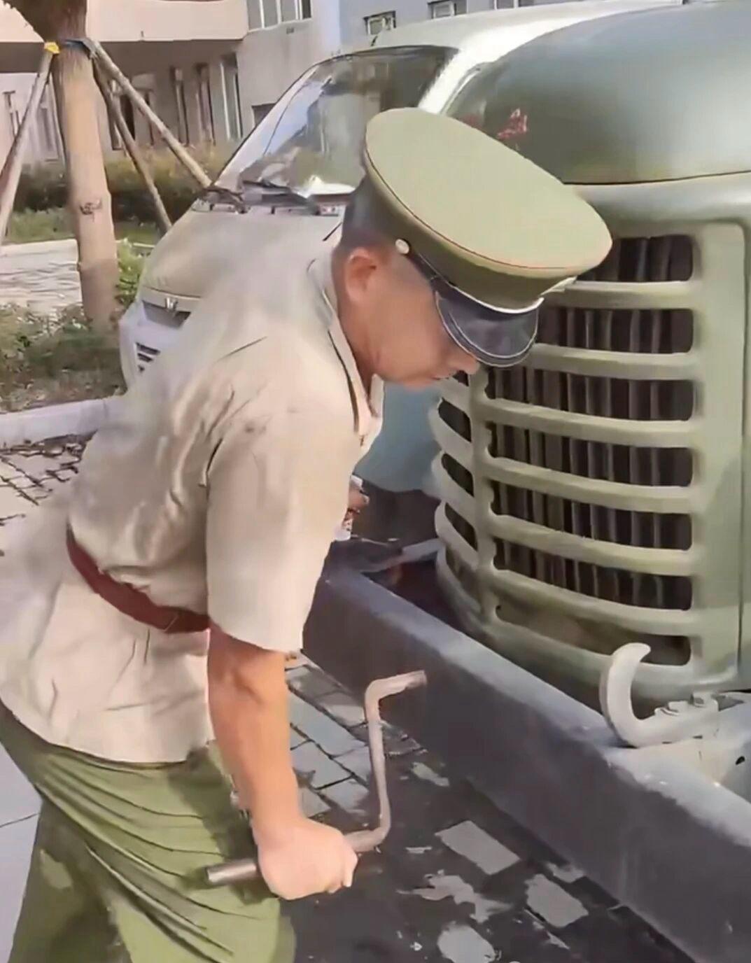 老部队回忆：摇把启动的岁月

当过老兵的朋友们，还记得当年拿着摇把启动车辆的场景