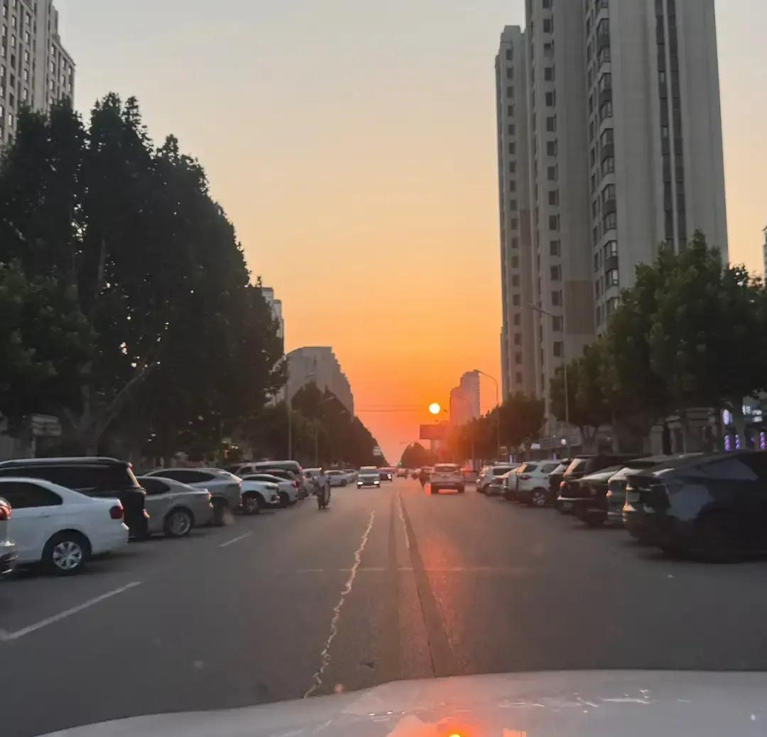 我年底被拉进集团大群，顺手滑成员列表，猛地看见那仨字，大学前女友她姐。
七年没动