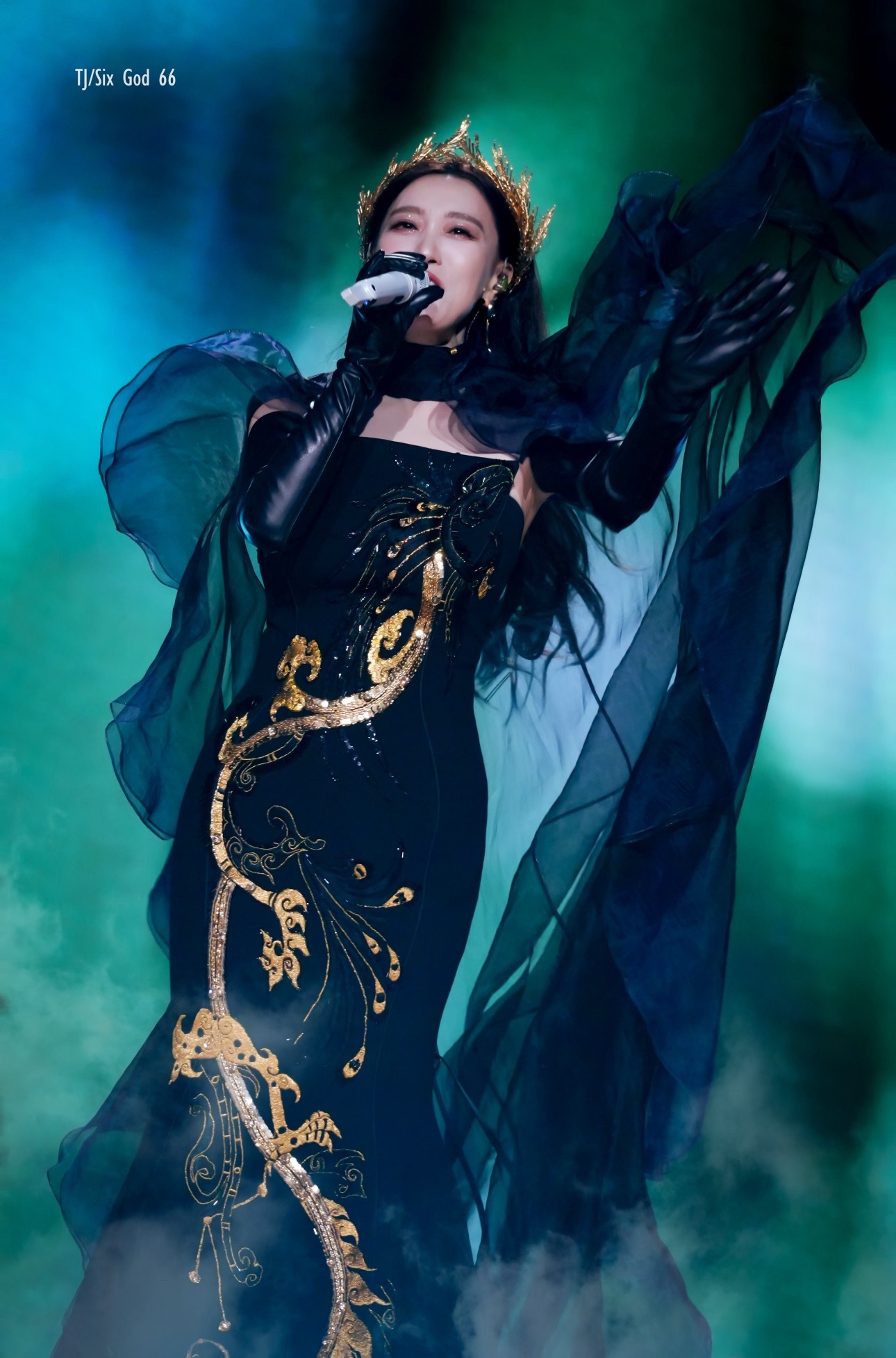 谁懂谭晶的温柔！救灾演唱哽咽落泪共情灾区，捐建春蕾小学深耕公益十六载，把爱藏进细