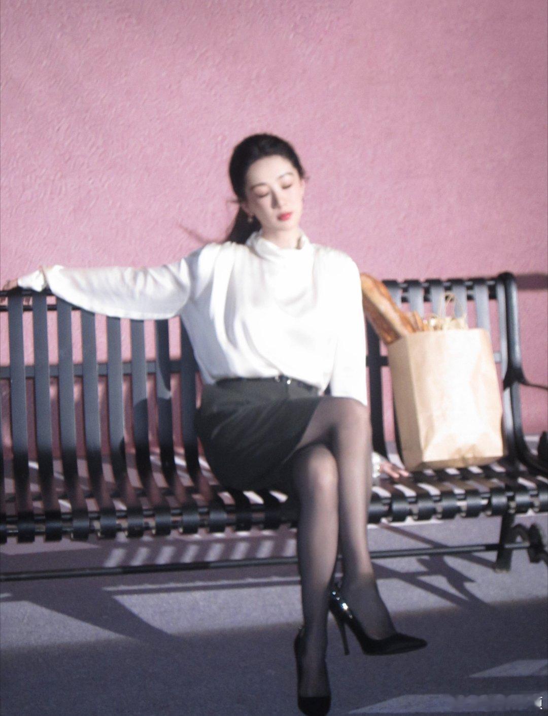 杨紫董竹君 yz杨紫玉兰花开君再来 有时候，一个人只要好好活着，就足以拯救某个人