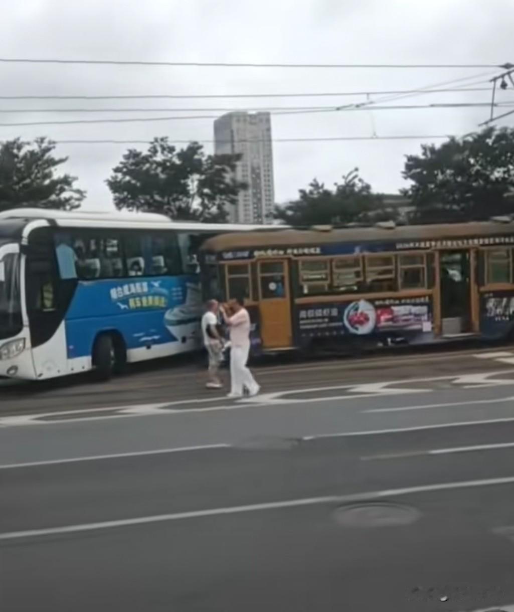 今天上午在大连火车站前大巴车与201路有轨电车发生碰撞事故，大巴车的车玻璃碎了一