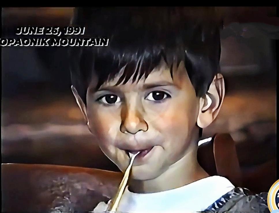 德约科维奇从小就显得很柔韧，橡皮人名不虚传。还目若朗星啊。童年的德约科维奇太可爱