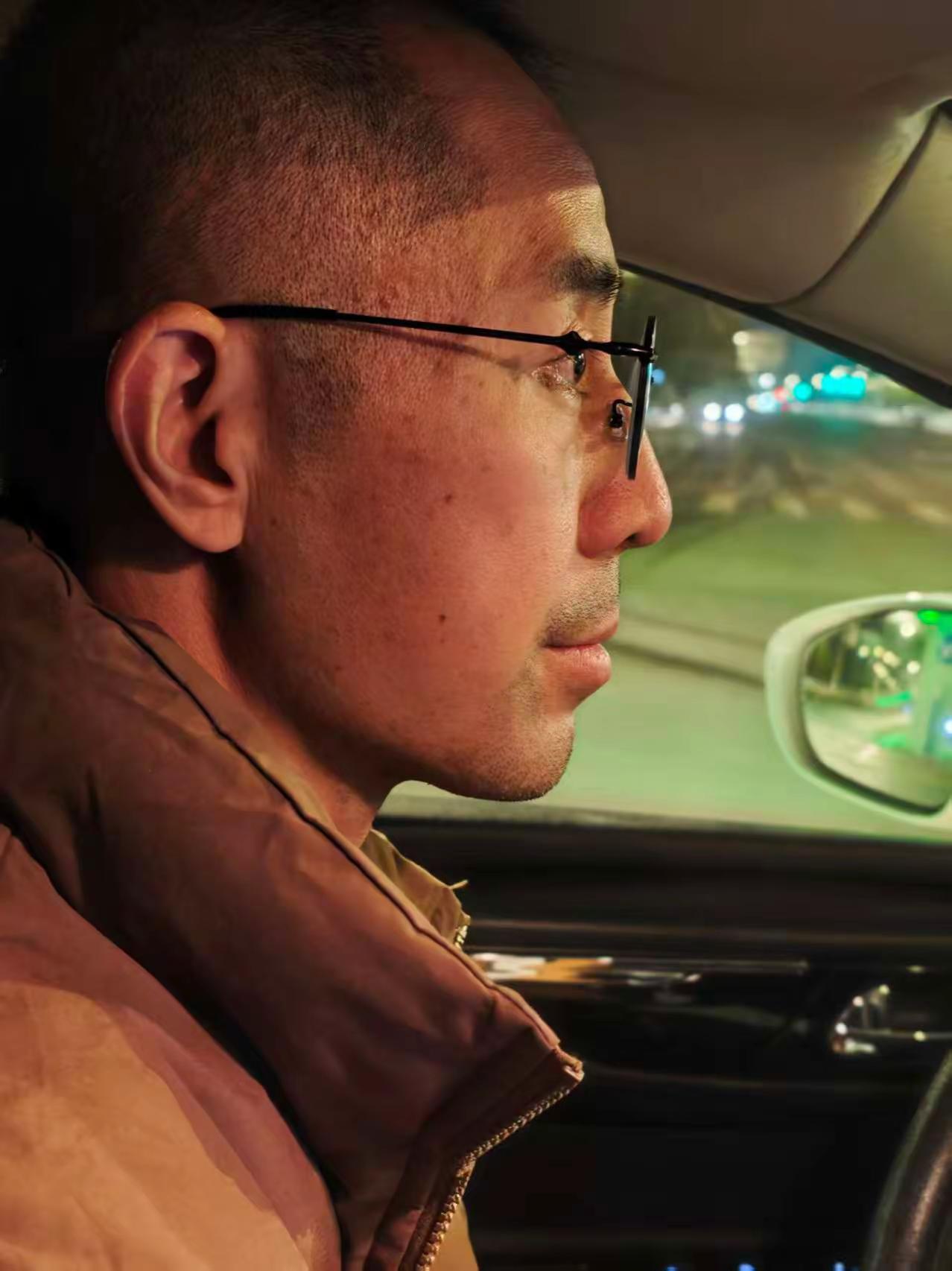 在外漂泊总有人在某个时刻想的是你。与众不同 在中国不缺对少年青年老年人的关爱，唯