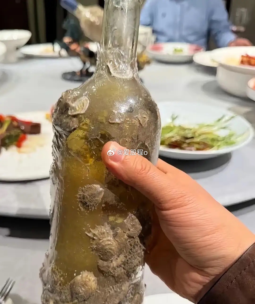 大家猜一猜，这瓶酒已经有多少年了？ 