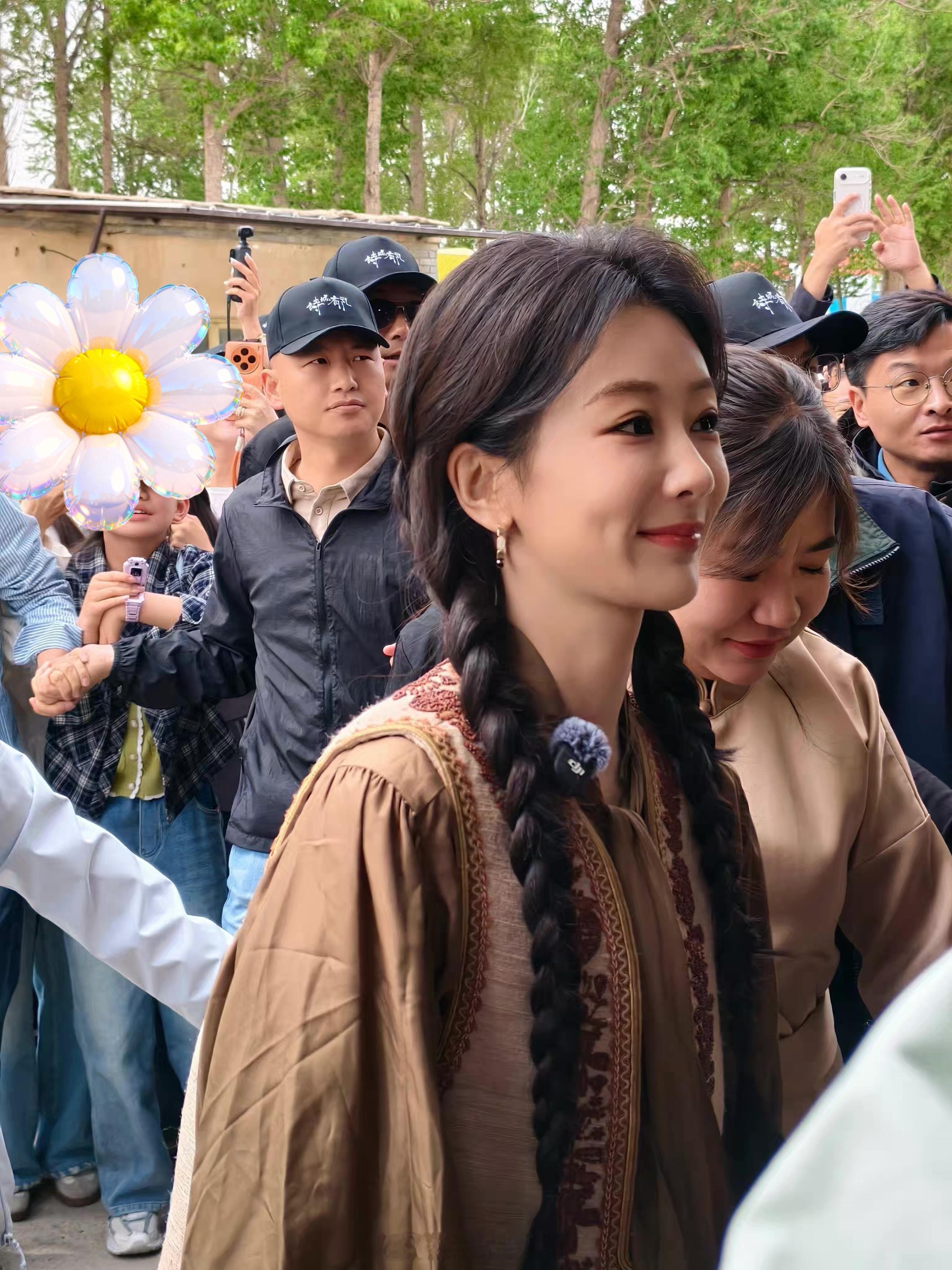 哇 回白菊家了小朋友拿电话手表拍杨紫杨紫回白菊家了