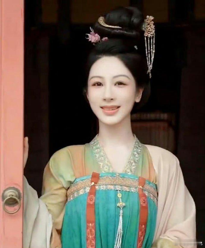 杨紫p太狠了吧？直接变成和易梦玲一样的美妆蛋了哈哈哈 ​​​