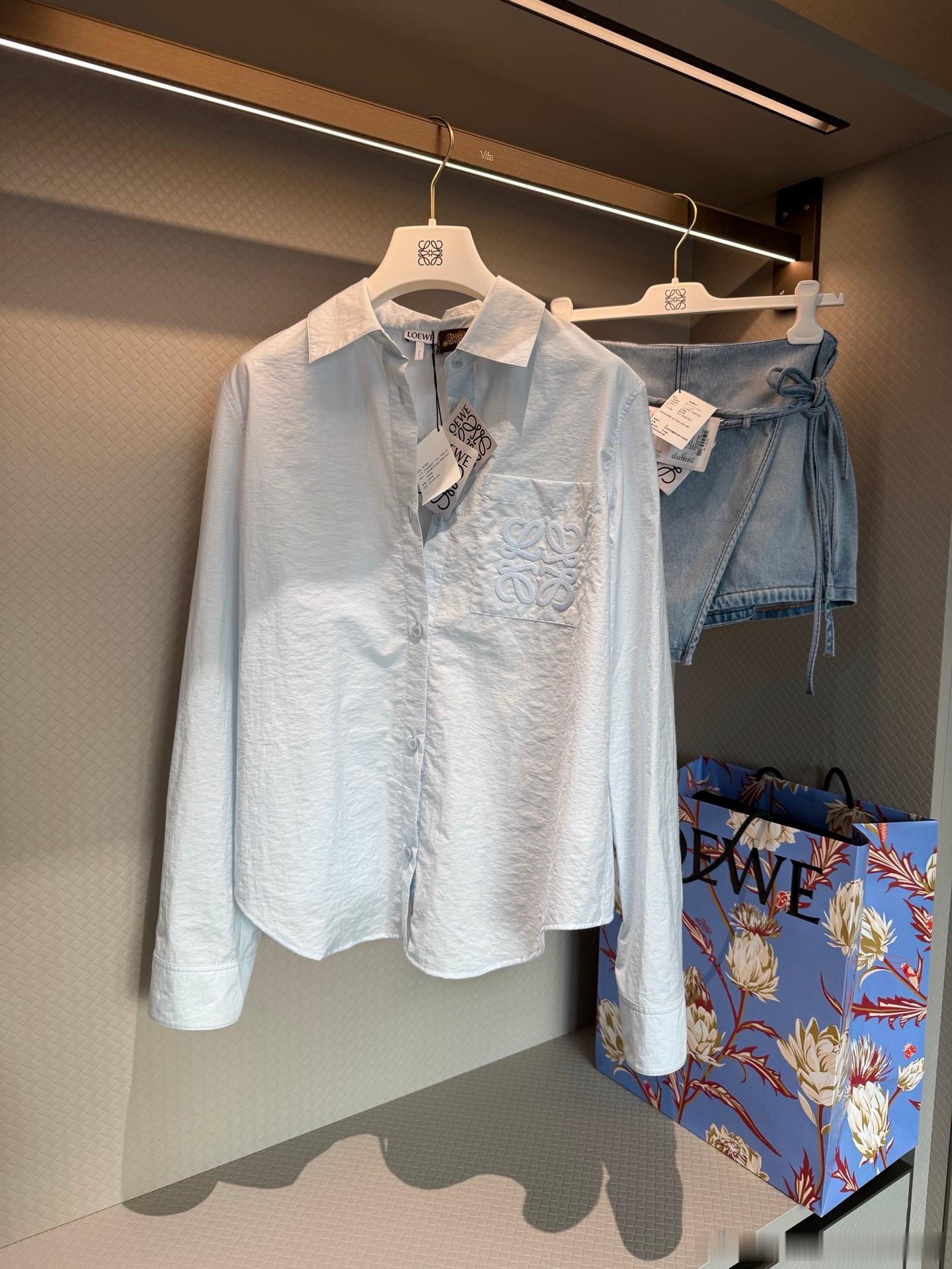 LOEWE浅蓝色长袖衬衫，采用轻薄透气棉质面料，夏天穿超舒服！胸前刺绣口袋，辨识