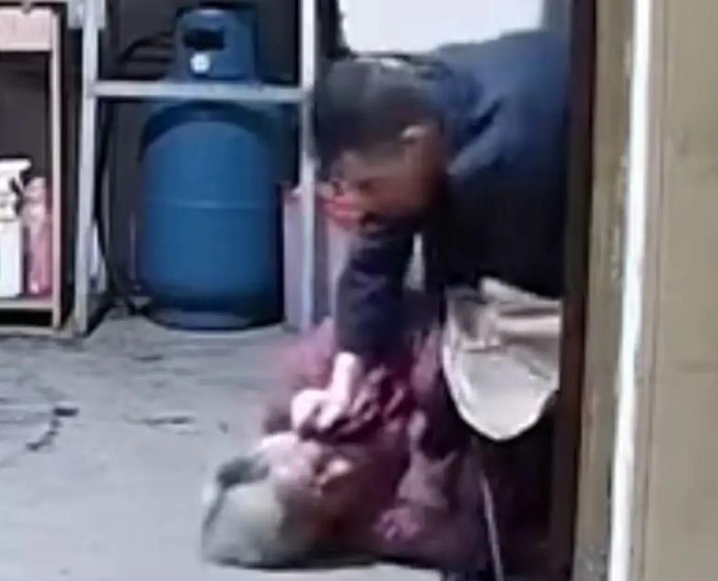 殴打93岁母亲的男子是小型加工厂的工人，平日里就经常殴打母亲，打的母亲身上是青一