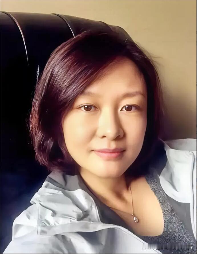 她曾是央视很有名气的一位主持人，长相属于中等的那一种，气质不如董卿，但她主持的节