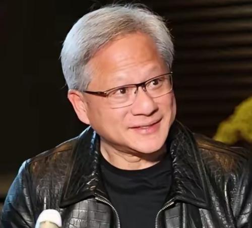 5月15日，黄仁勋被问为啥几十年只穿同一款黑皮衣，他笑着甩出一句：“都是我老婆干