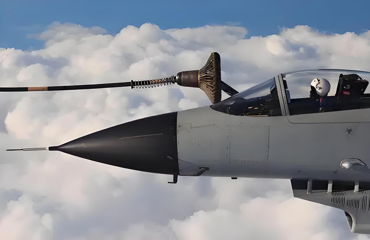 二十八年前的今天，1998年3月23日，歼-10飞机在成都完成了首次试飞，在短短