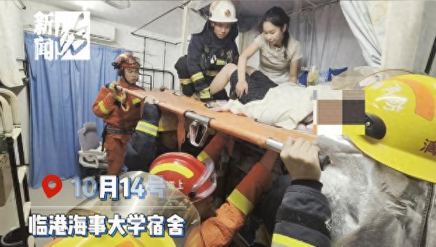 太吓人了！上海女大学生躺宿舍上铺，腰突然疼到动不了！120 来了都没法下手，只能