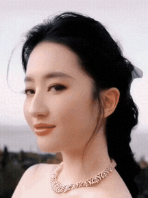 刘亦菲这组图，美得我失语！
 
救命，刘亦菲这侧颜杀谁扛得住啊！低盘发配精致项链