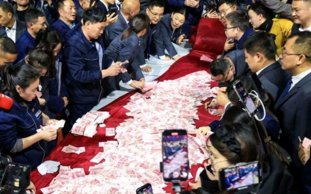 7月21日在河南长垣，“中国好老板”河南矿山带头人崔培军干了件大快人心的事。有个
