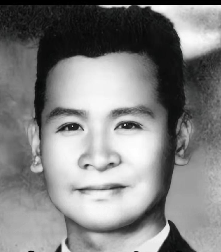 南京雨花台的施工现场，
工人们意外挖掘出一口年代久远的木箱。箱盖一开
，现场所有