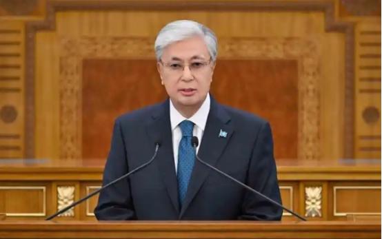 别看哈萨克斯坦总统托卡耶夫仪表堂堂，相貌也十分接近中国人，尤其是一口流利的中文，