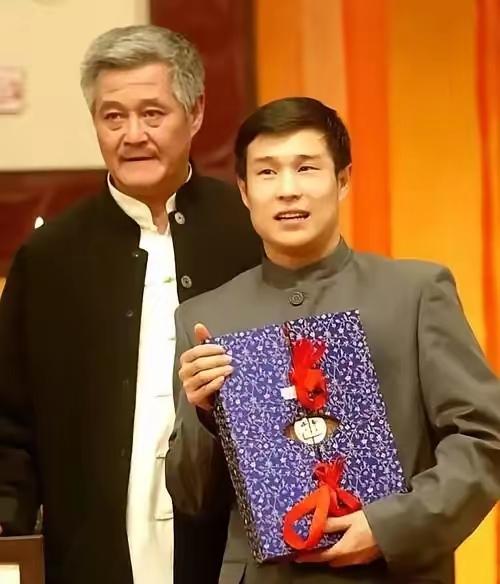 2009年，小沈阳大火之后，一年之内就赚到了两个亿，可就在这个时候，赵本山表示公