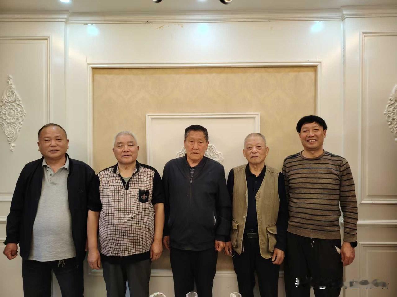 文友兼老乡耿留栓，乃明代天官耿九畴后裔，家居于卢氏县城北街。他曾在四川成都工作，