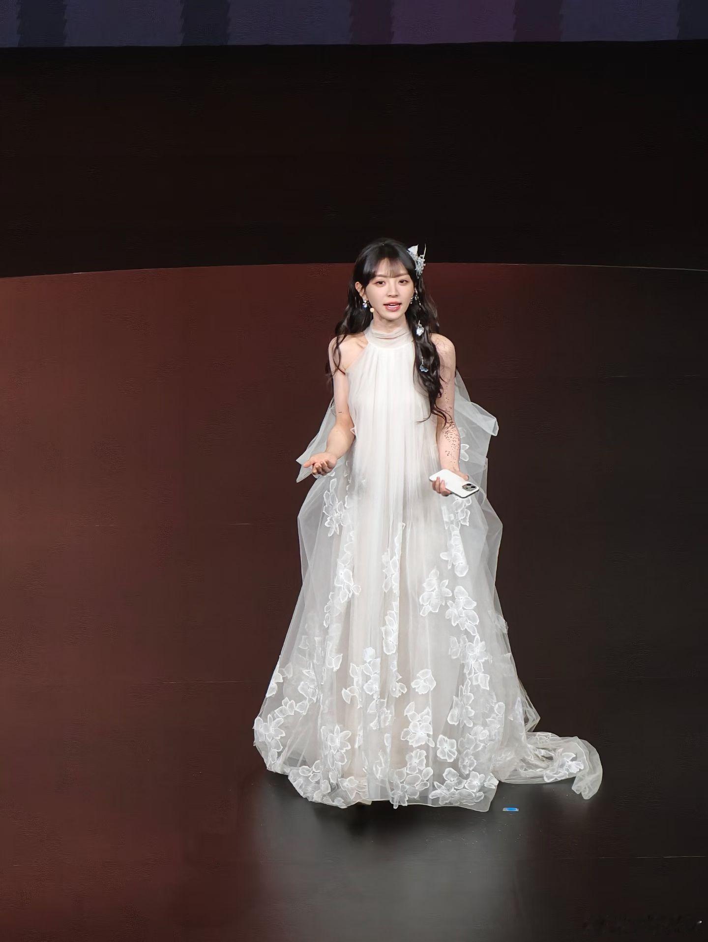 vivo S50vivo太会了！请了甜妹代表田曦薇，简直太适配了！平等的羡慕每一