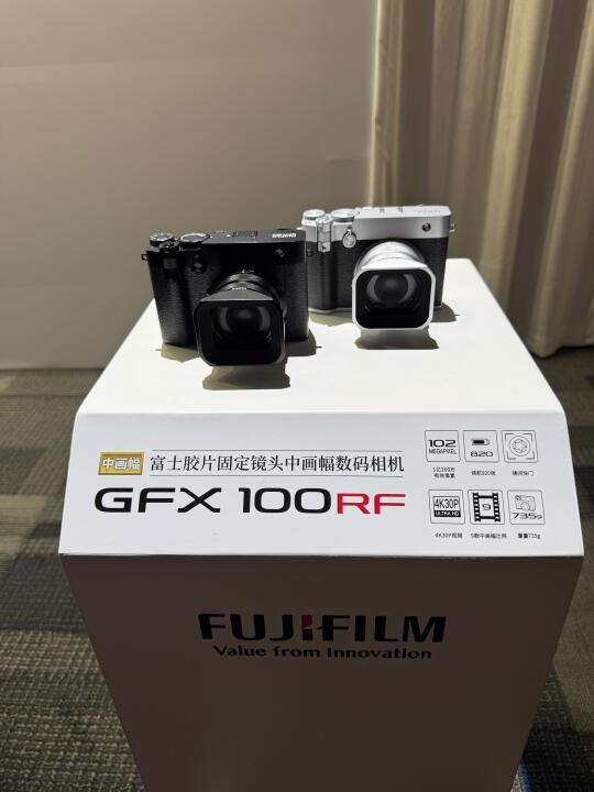 这不是x100v，这是富士中画幅gfx100rf！