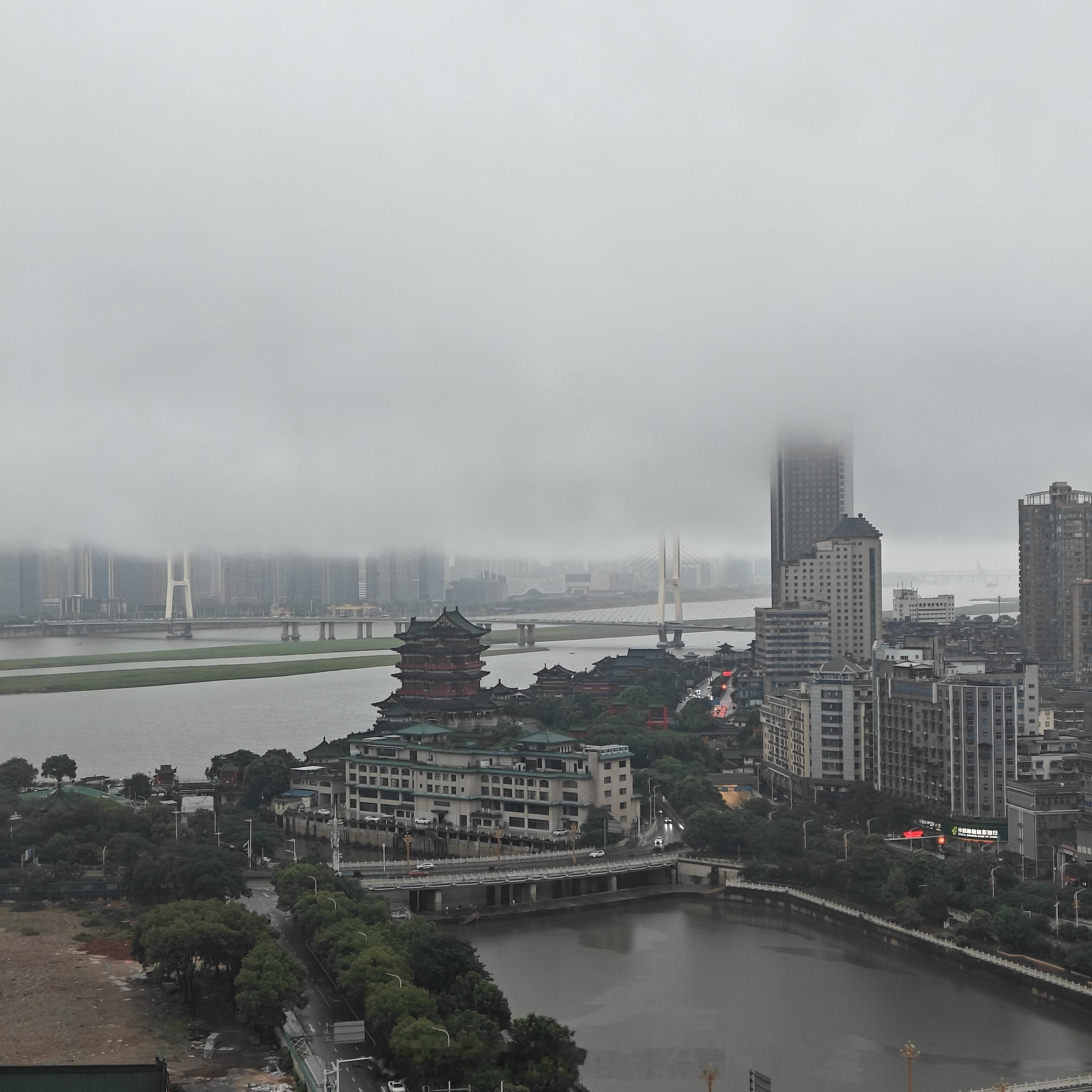 最近已经下了四天的雨了这云层看着也是特别厚滕王阁也拥有了遮天蔽日景象版
