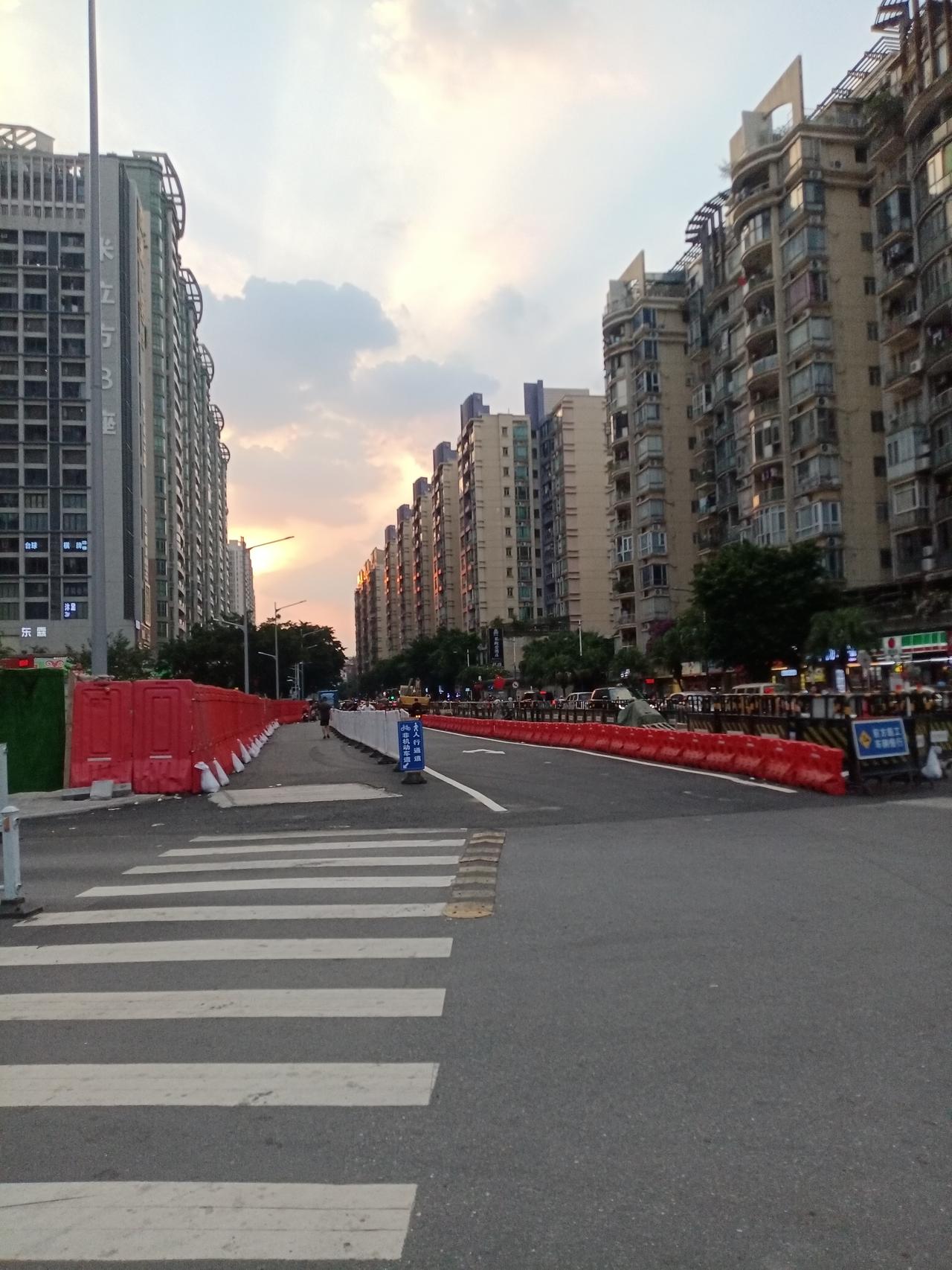 广州海珠区叠景路合生广场路段，这一段道路封闭了好多年了，这段时间终于解除封闭了。
