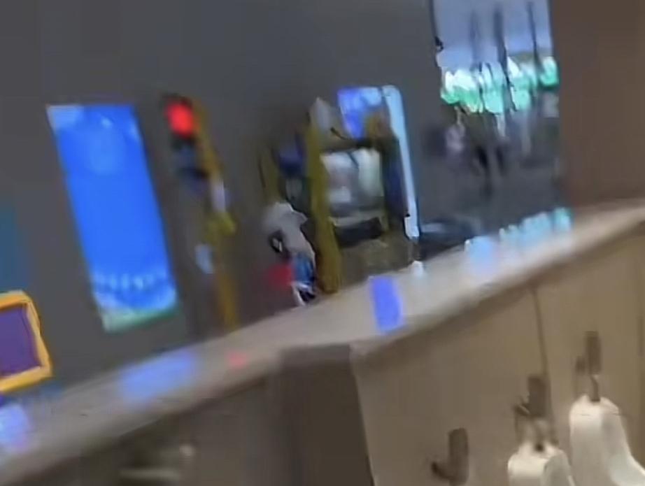 商场半开放男童厕所，本意是为方便当妈的，引导男童上厕所，可没想到非但没有得到肯定