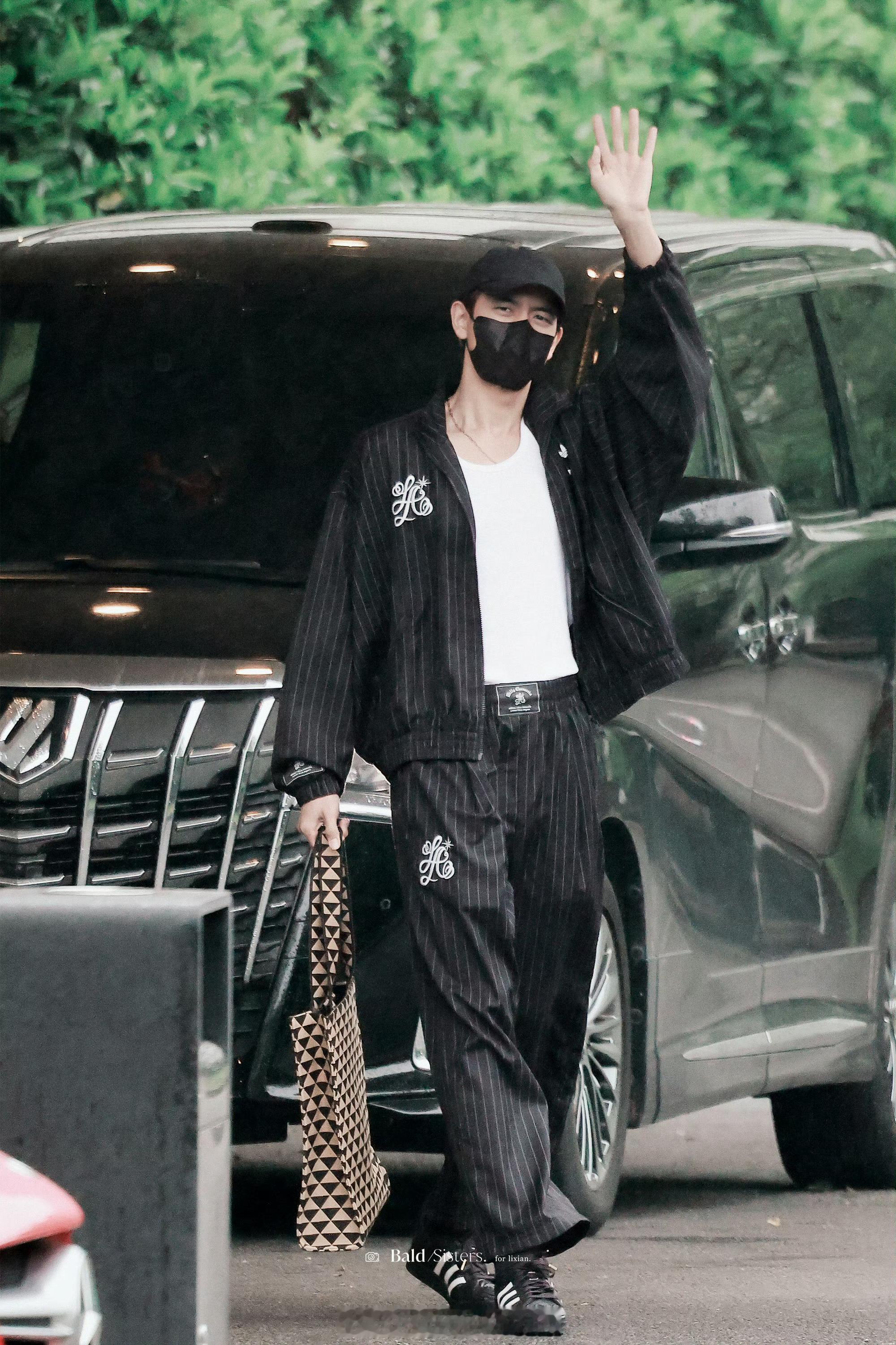 李现出发上海，起落平安，期待明天上海活动 