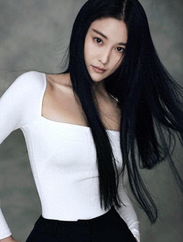 张馨予这组写真太惊艳了！白上衣搭喇叭裤，腰臀比惊人，复古风拉满