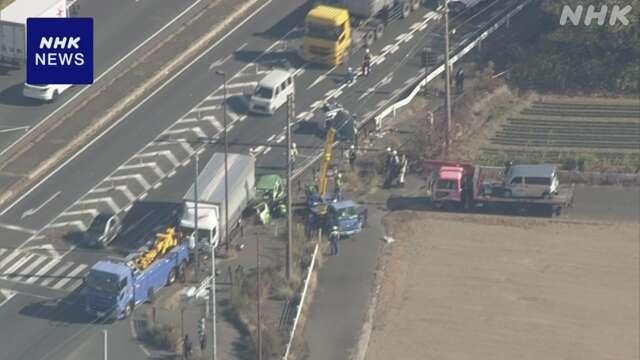 今天早上八点左右，日本静冈县滨松市发生9车连环相撞事故，涉及工程大卡车，家用小轿