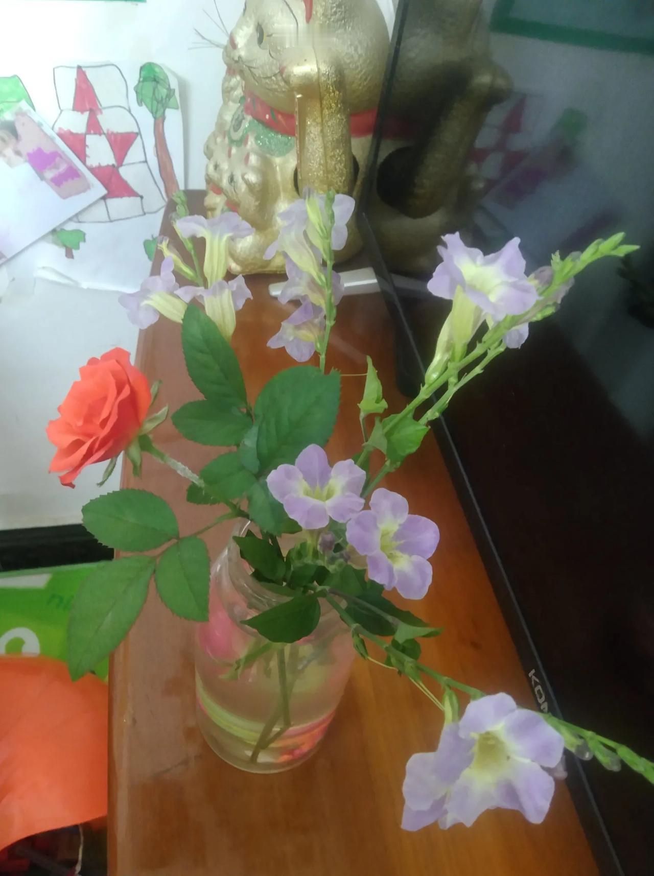 买了一本《心经》准备练练钢笔字，
修心养性
谁知道收到的是毛笔字的《心经》。哎，