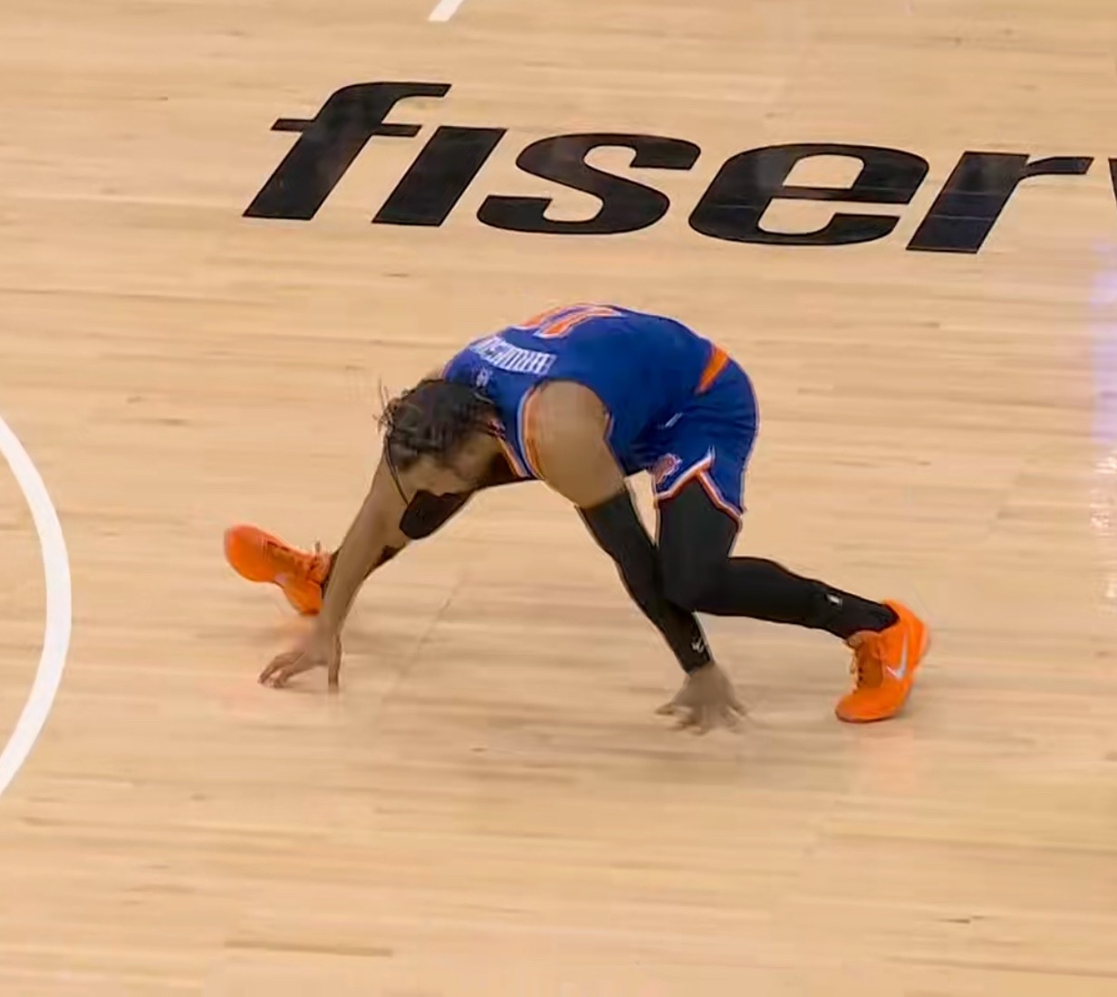 NBA纽约尼克斯 布伦森看上去右腿拉伤了……但暂停回来又回到赛场！真硬汉！ ​​