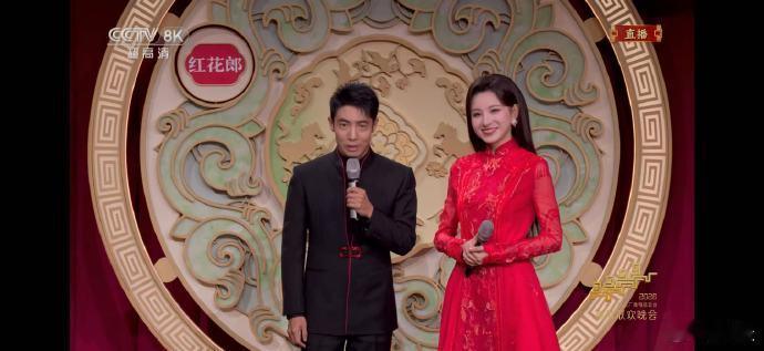 马凡舒口红色号和朋友聊春晚，大家不约而同都提到了马凡舒的口红色号。这个颜色不挑场