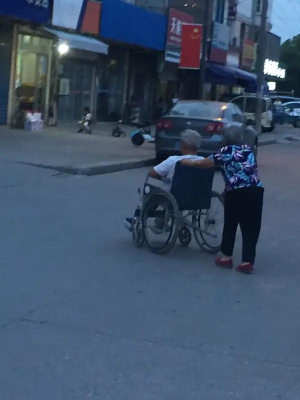 夫妻间的感动瞬间，藏在生活的各个角落。有个大叔，四十多岁就满头白发，为给重病妻子