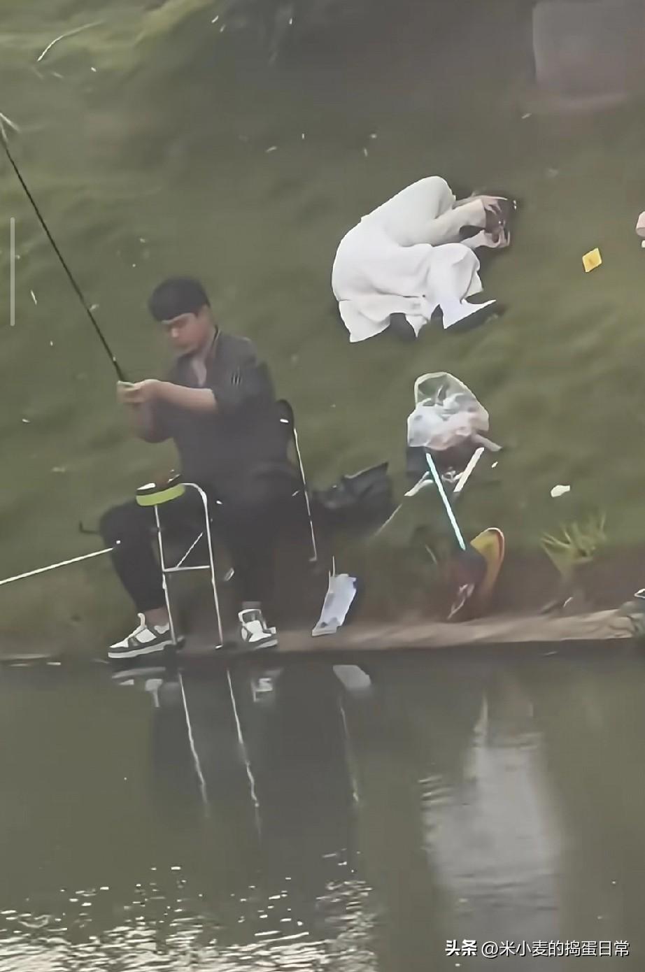 钓鱼界“人生赢家”！
万元鞋配神仙老婆，我却忆起被追打童年
 
这张钓鱼图太戳人