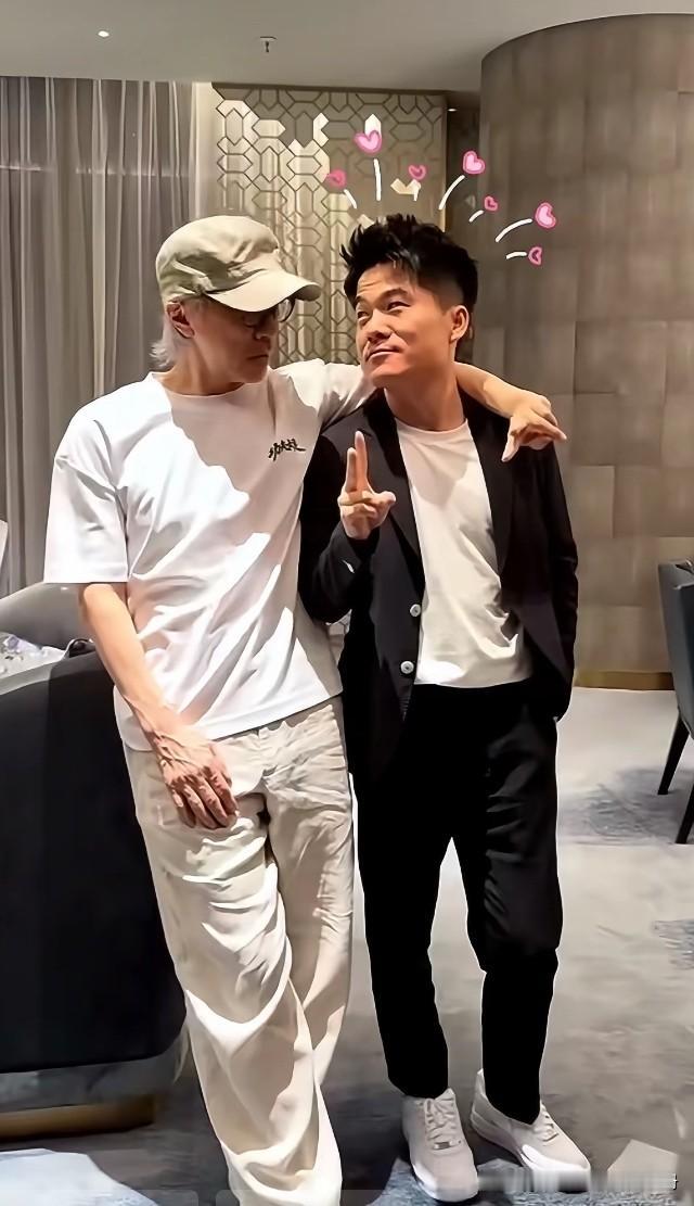 星爷对待小辈很随和。
能让星爷勾肩搭背的董宇辉心里一定美滋滋，与年少时的偶像相见