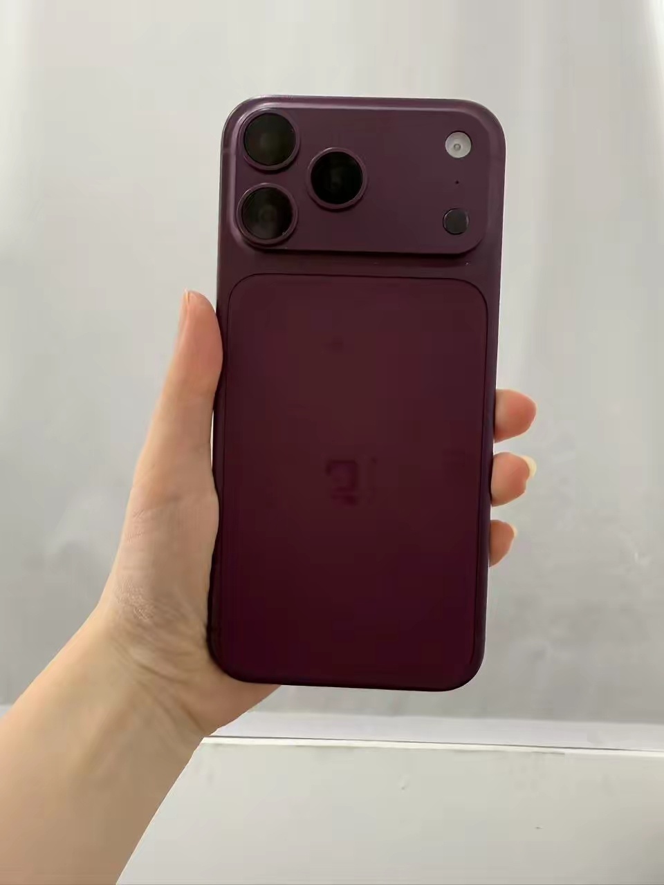 今年的iPhone18 Pro影像提升不错哦，主摄加入可变光圈，长焦镜头采用更大