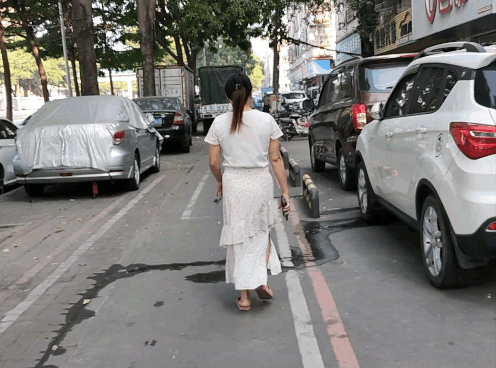 冬日生活打卡季11月8日，今天放假，买菜的路上，同厂靓妹从身边走过，她穿这一身好