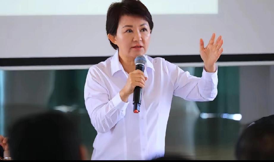 郑丽文回到台湾后，卢秀燕表态来了，卢秀燕表示：“郑丽文出访大陆是圆满成功的，呼吁