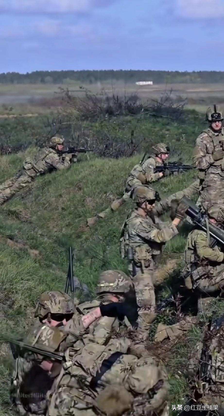 美军这个战术训练水平似乎还停留在二十年前。
和当年的伊拉克战争阿富汗战争很像，一