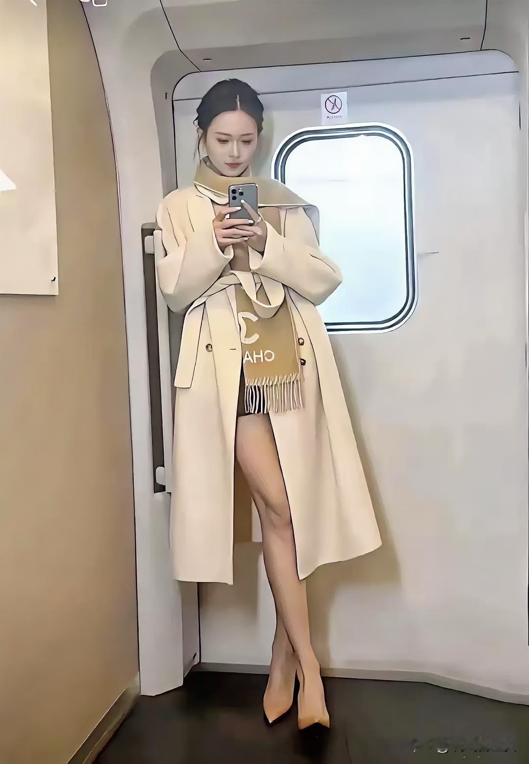 高铁上遇到这样的小姐姐，目测1米75左右高铁上的乘客 高铁脱鞋女 高铁邻座女孩