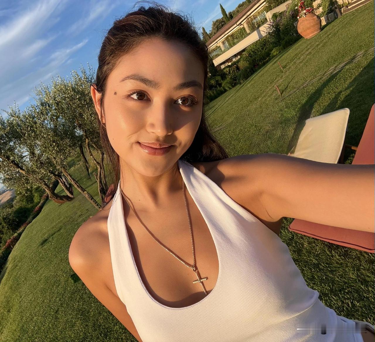 任达华22岁女儿，颜值远超爸妈！
 
6月12号，任达华的22岁女儿任晴佳，在社
