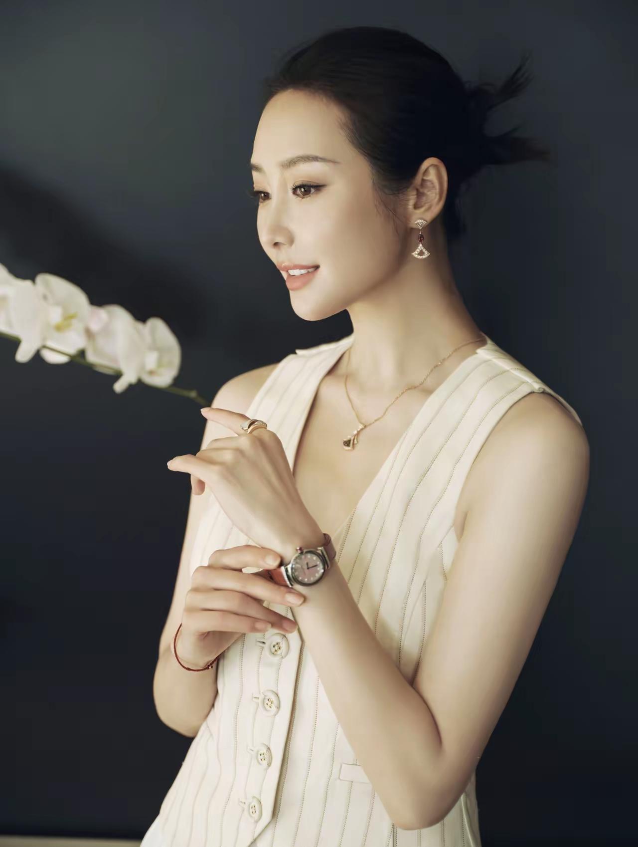 李纯，解锁春日松弛感穿搭🌿 简约米白色系look，条纹马甲勾勒精致线条，阔腿裤