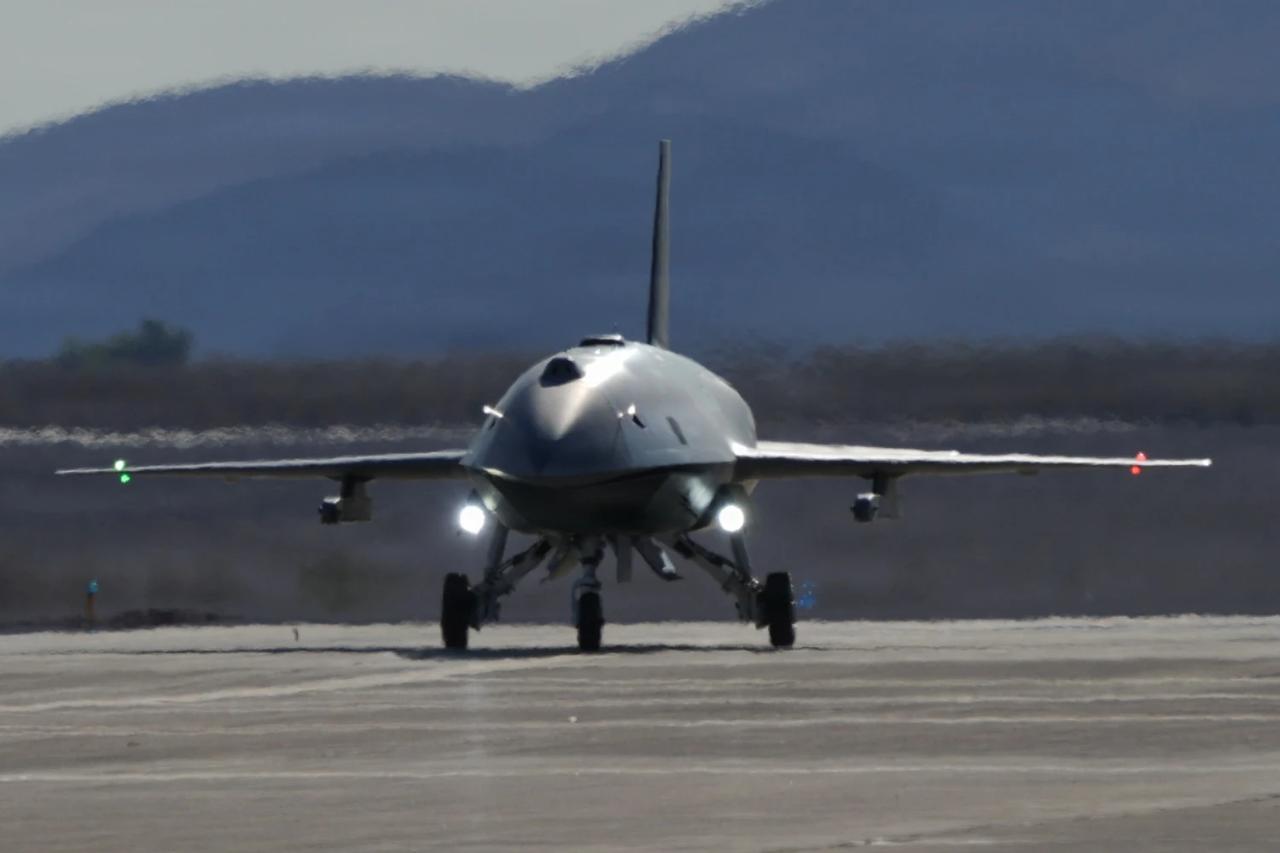 F-22高空指挥"忠诚僚机"！美军首次实现隐身战机空中指挥无人机，飞行员不用动手