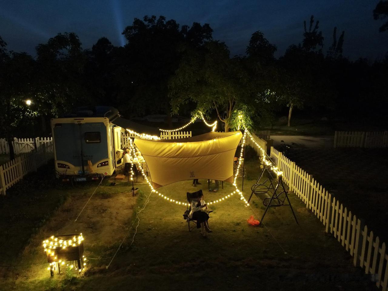 哈罗大家好我是杨丽，今天是除夕夜了，也是农历年的最后一天，在此我代表陈阳祝大家新