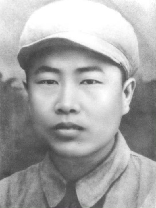1948年5月25日，董存瑞手举炸药包炸毁敌方暗堡，用生命为部队开辟了前进的道路
