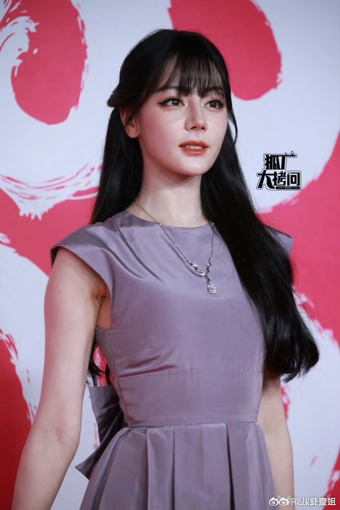 迪丽热巴千金公主就是因为这个刘海，把迪丽热巴拍出了村姑感，而一旁散落着一缕空气刘