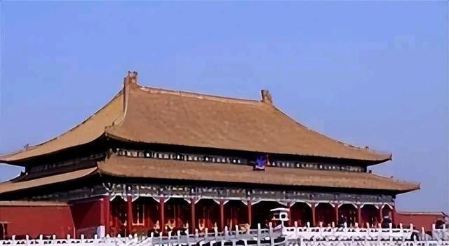 1949年，国家组织了7万人在北京故宫里清理垃圾，历时9个月清理出清末以来近40