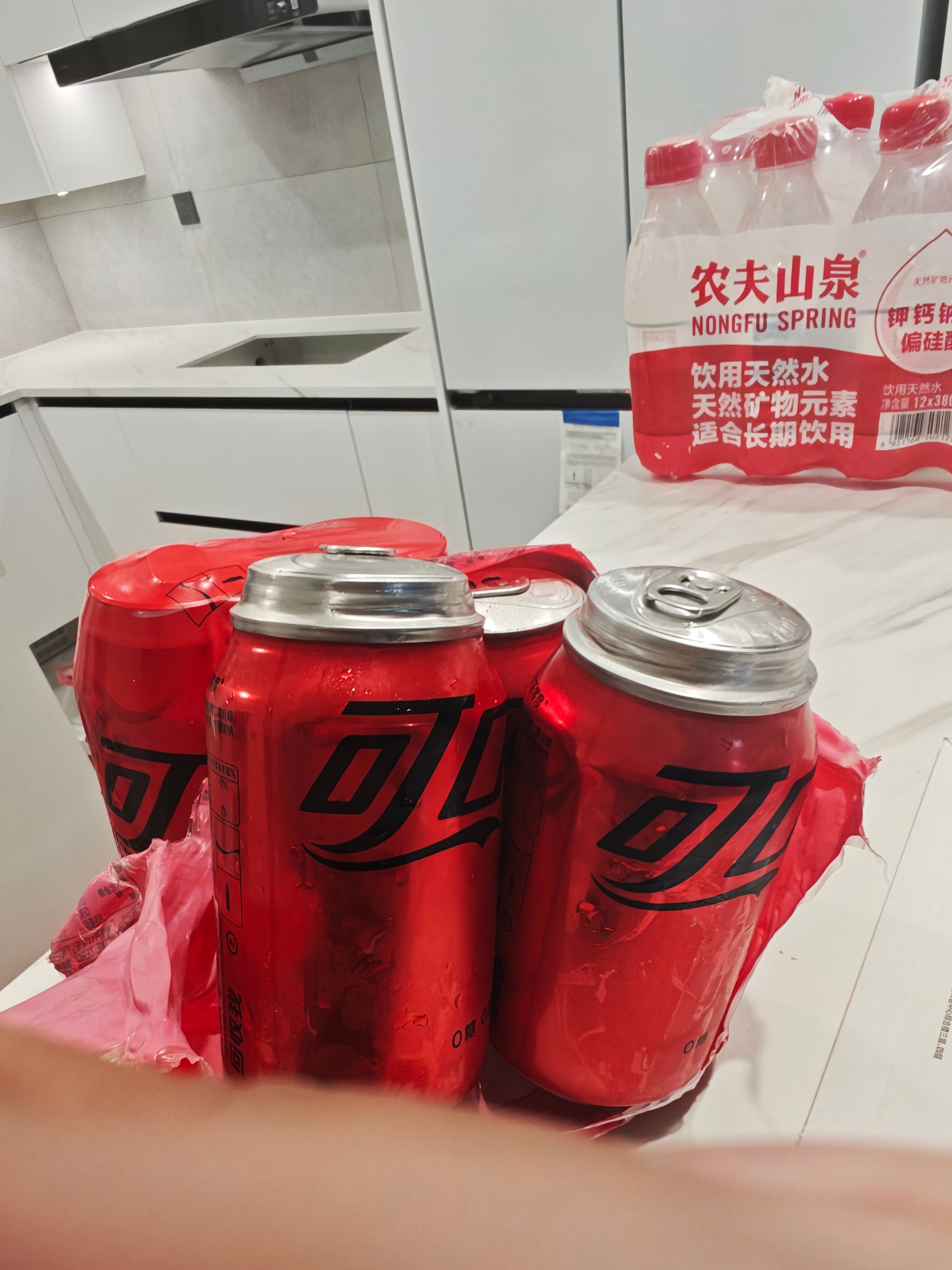 车里太冷了，可乐结冰把易拉罐撑的都变形了，那么是不是可以论证热胀冷缩是悖论？ 