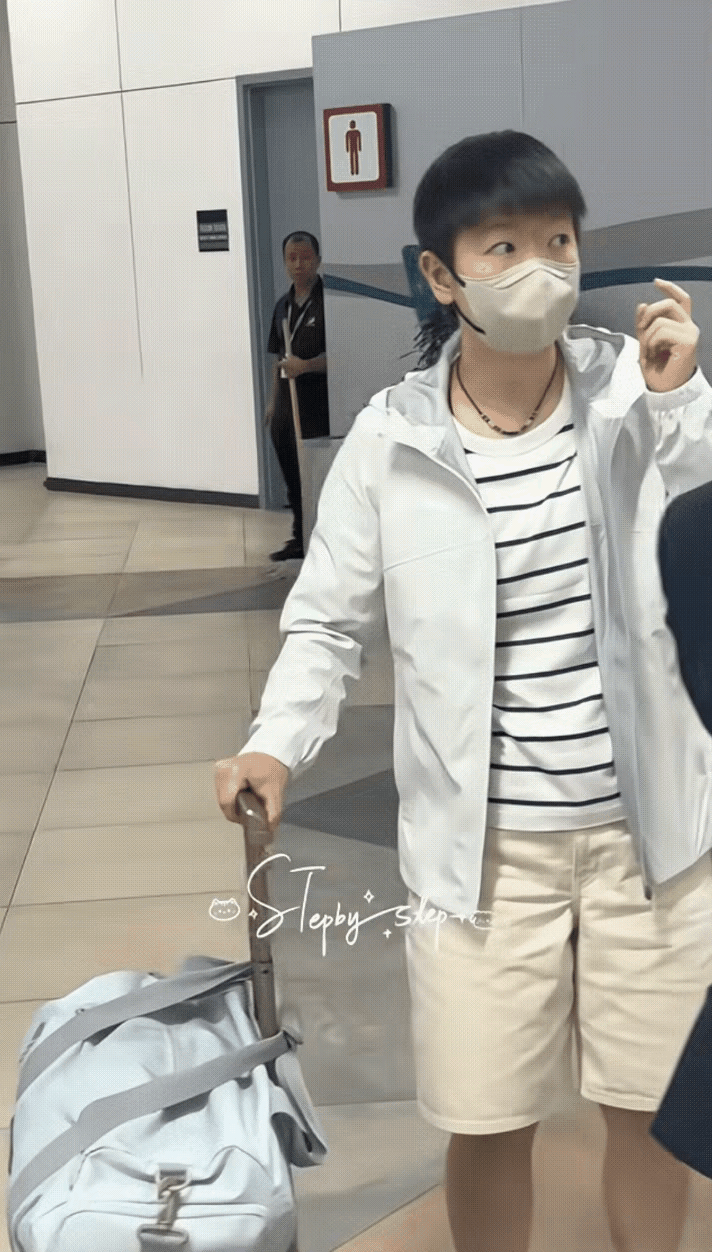 莎莎太可爱了，上完厕所出来一看，咋了？小姐妹们都走了？

那慌张的小眼神，
太可